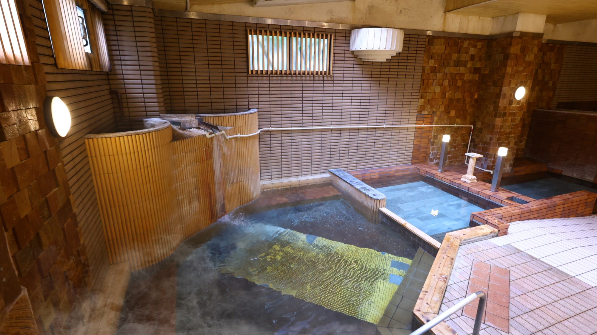 It is a hot spring that flows directly from the source. Bathtubs with different temperatures are lined up
