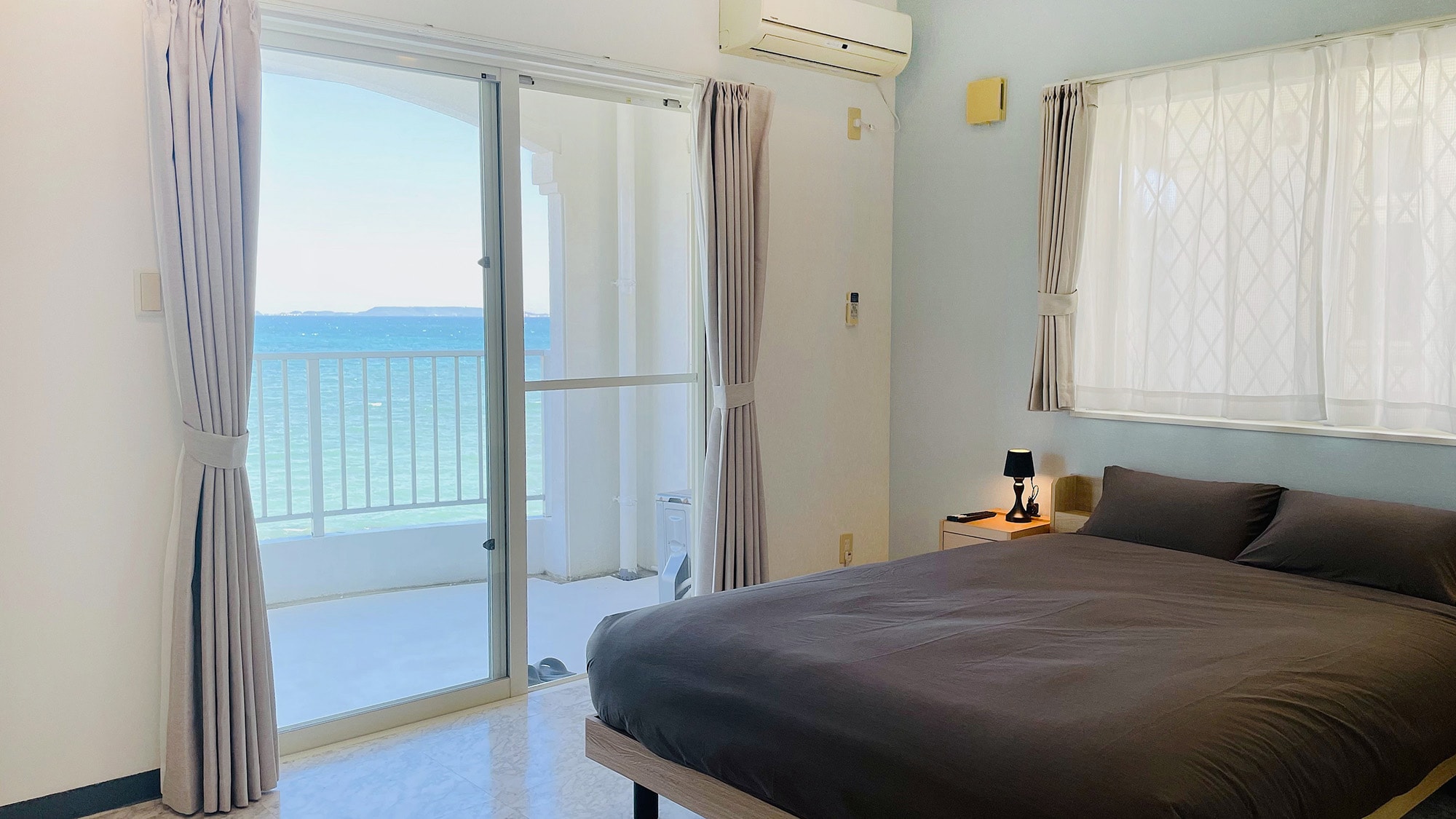 ・[Bedroom] A double room where you can relax in bed and look out at the sea.