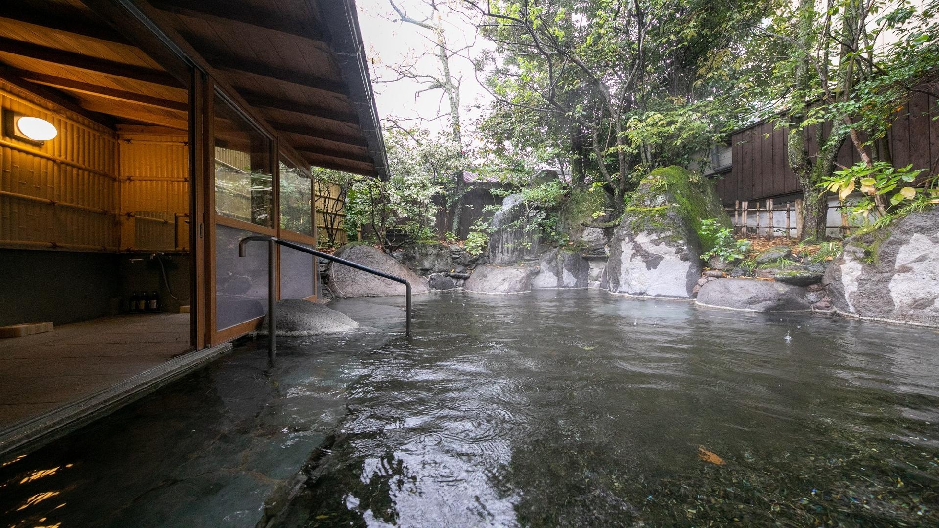outdoor hot spring (lady)