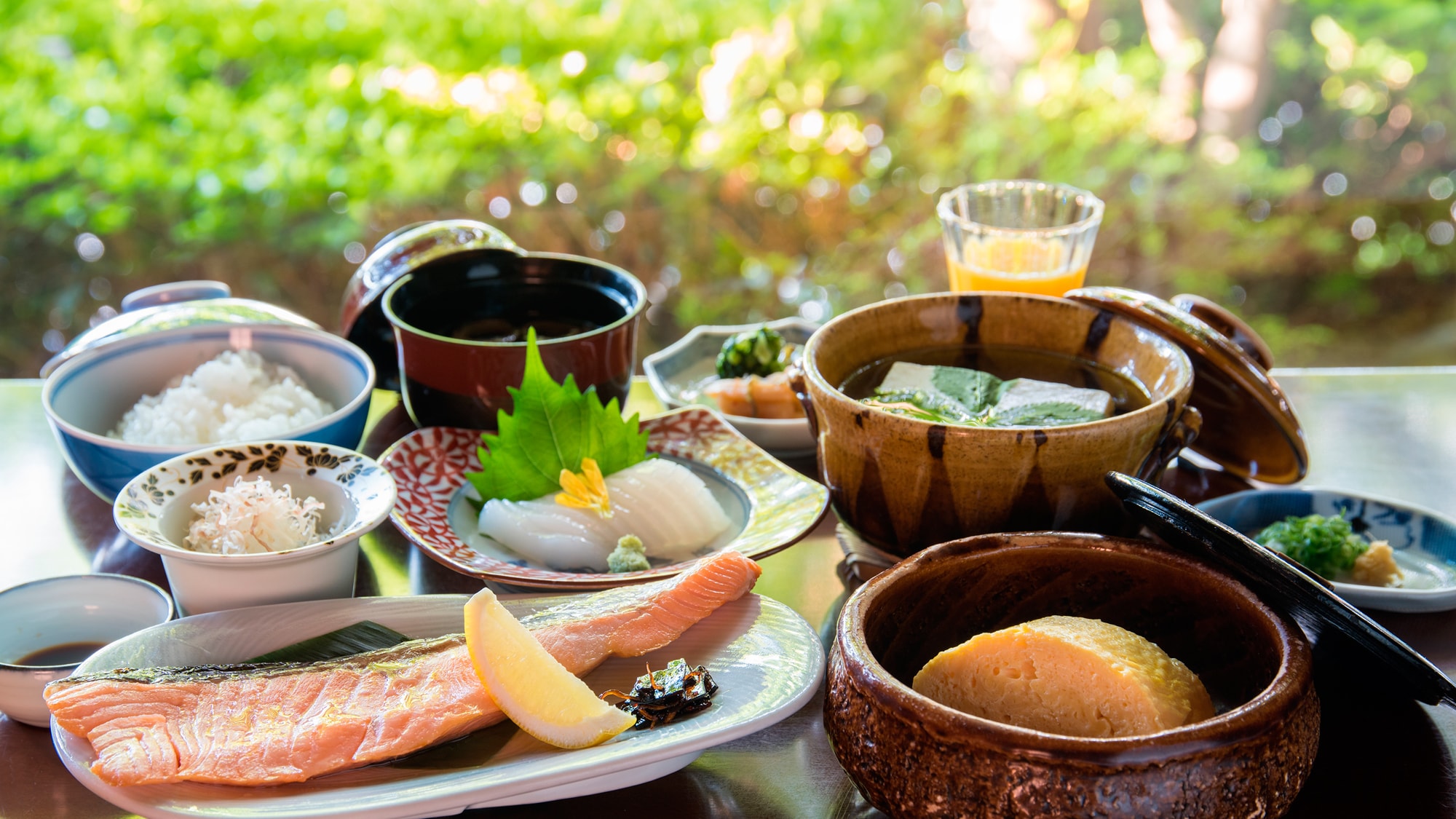[Breakfast (Japanese)] We offer standard Japanese dishes such as carefully prepared grilled salmon and hot thick-rolled thick-grilled eggs.