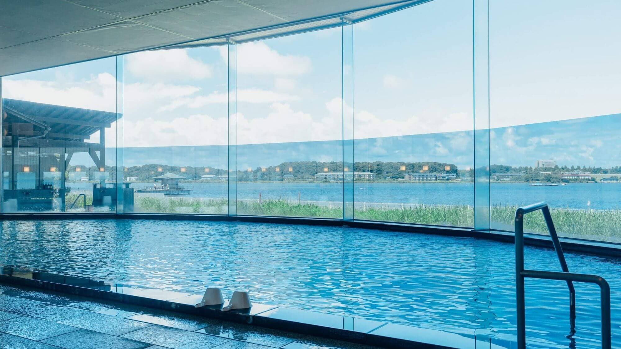 Enjoy a luxurious time soaking in the hot springs while gazing at the lake.