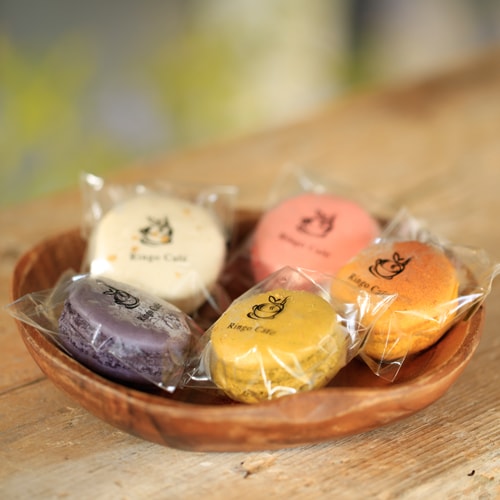 The colorful macaroons made from Okinawan ingredients are jewels to eat.