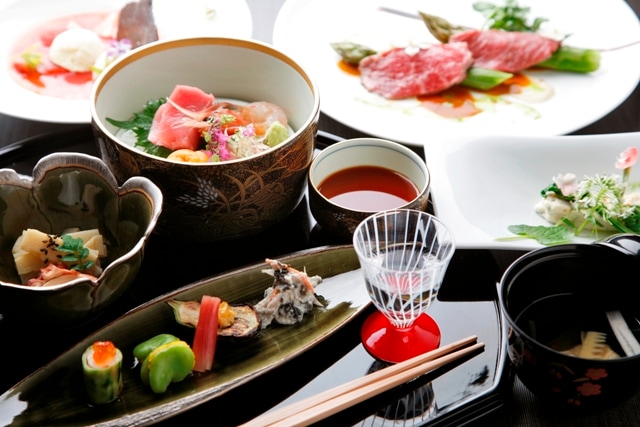 อาหารเย็นเป็นอาหารไคเซกิของญี่ปุ่นที่ทาคิโนยะภาคภูมิใจ