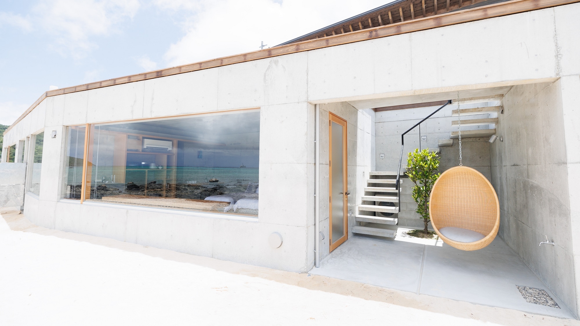 [Horizon Deluxe Villa with Triple Bed] ตั้งอยู่ที่ความสูงระดับเดียวกับชายหาด