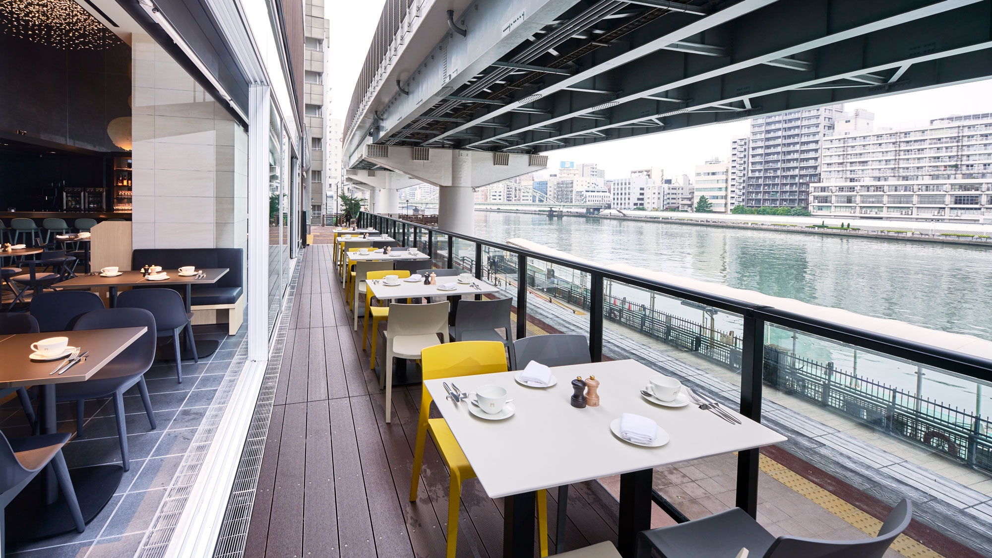 Anchor Ryogo Riverside (2F) A restaurant where you can enjoy close-up views of the river and sightseeing boats passing by.