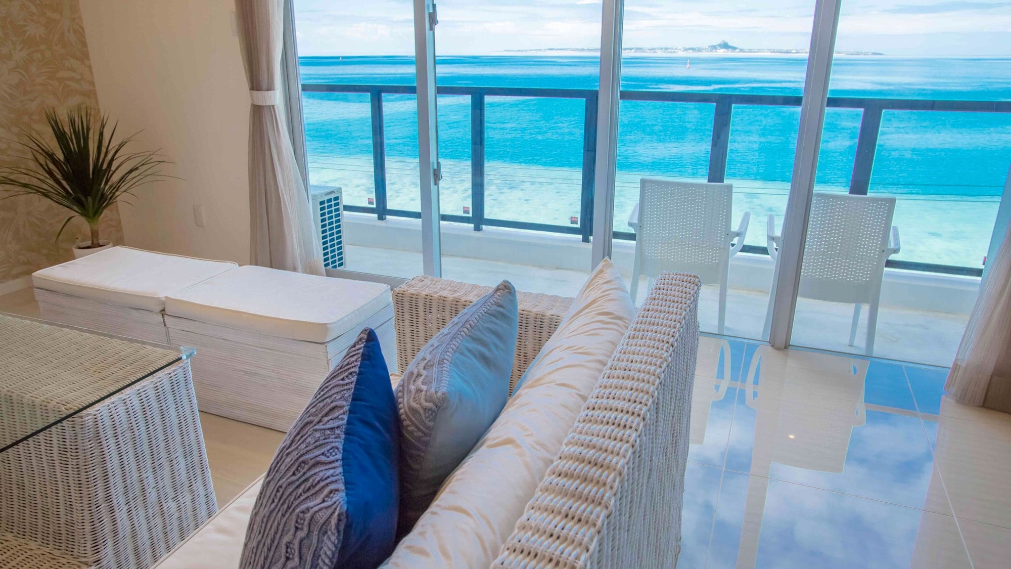 [Guest Room Suite] A luxurious moment spent on the sofa while gazing at the emerald green ocean