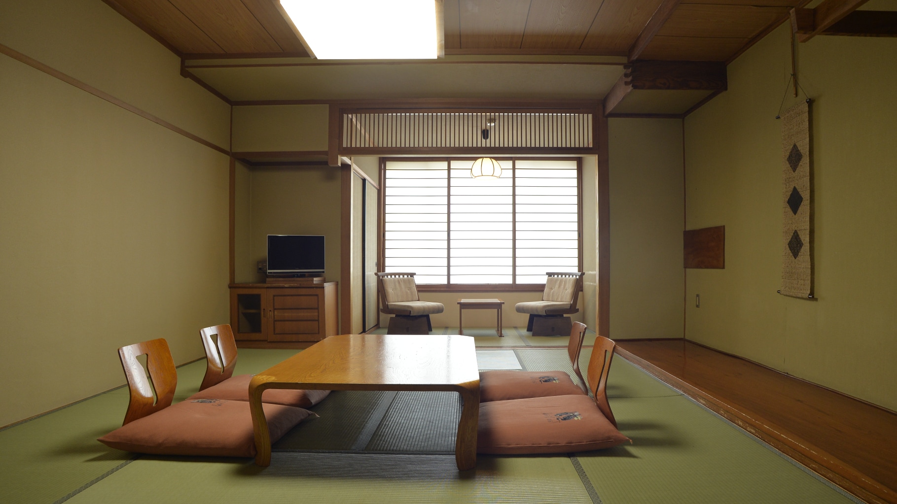 Standard Japanese-style room (8-10 tatami mats)