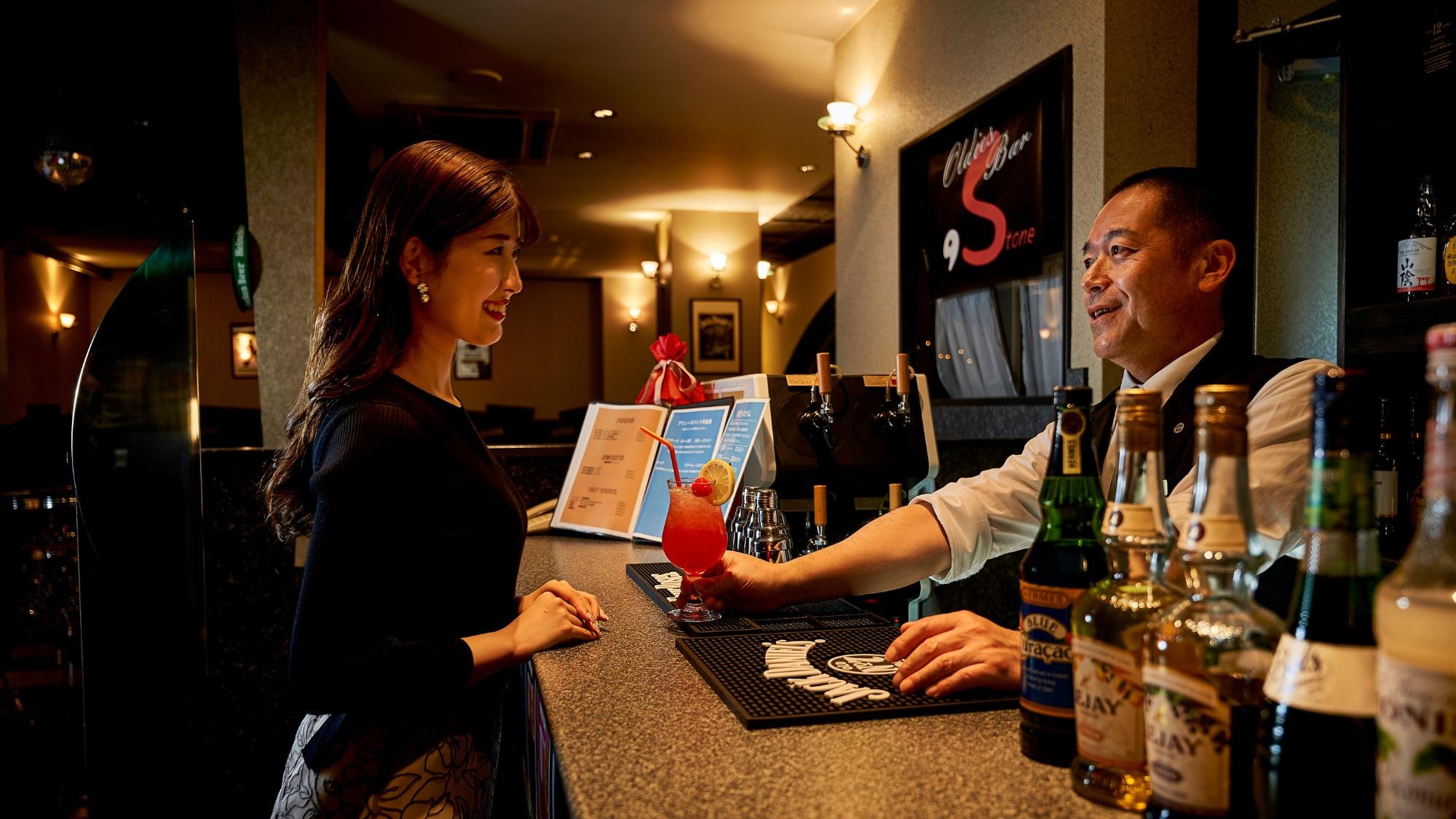 [Night Bar: "Comma Stone"] We have a wide selection of carefully selected drinks.