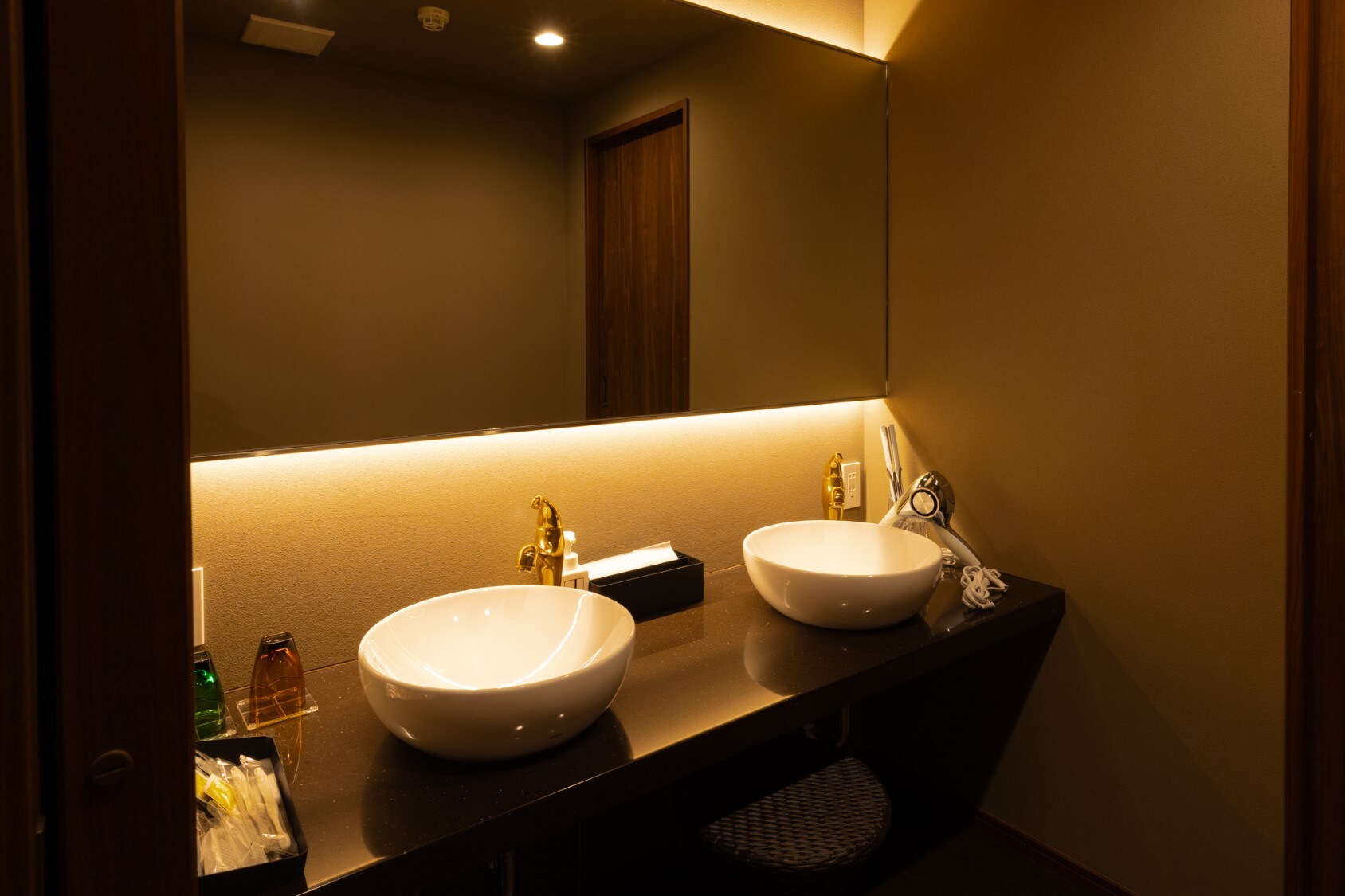 A modern Japanese-Western style room with an open-air bath♪ Powder room with "Awabeni Fuji" flowers♪