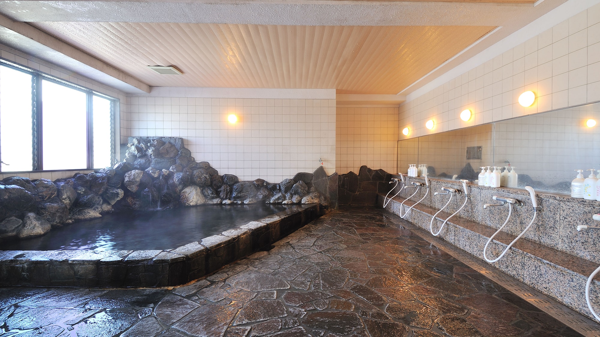 Natural hot spring rock bath (women's bath)