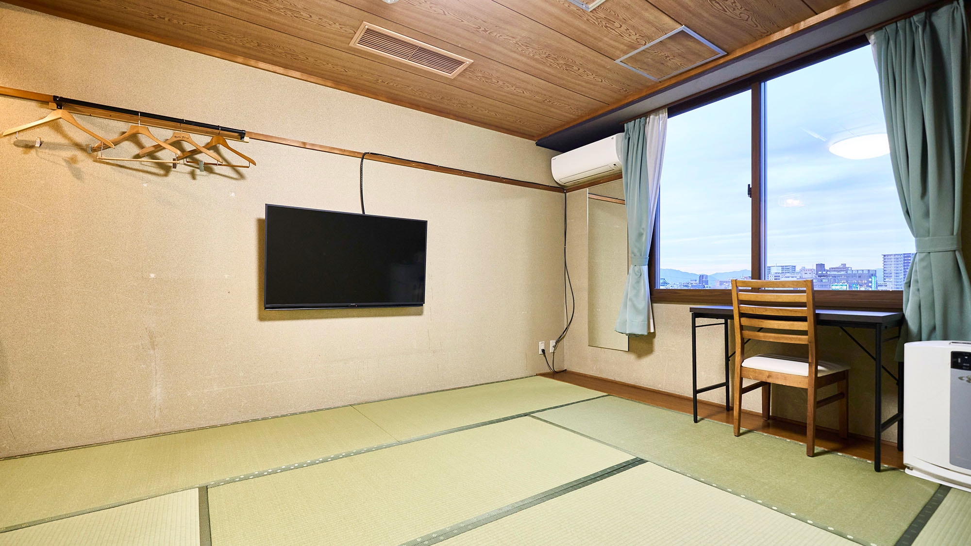 ・[日式房B] 舒适的日式房，配有榻榻米。最多可容纳 5 人