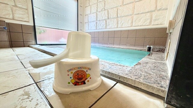 [Public Bath] We have children's chairs and buckets available in both the men's and women's baths.