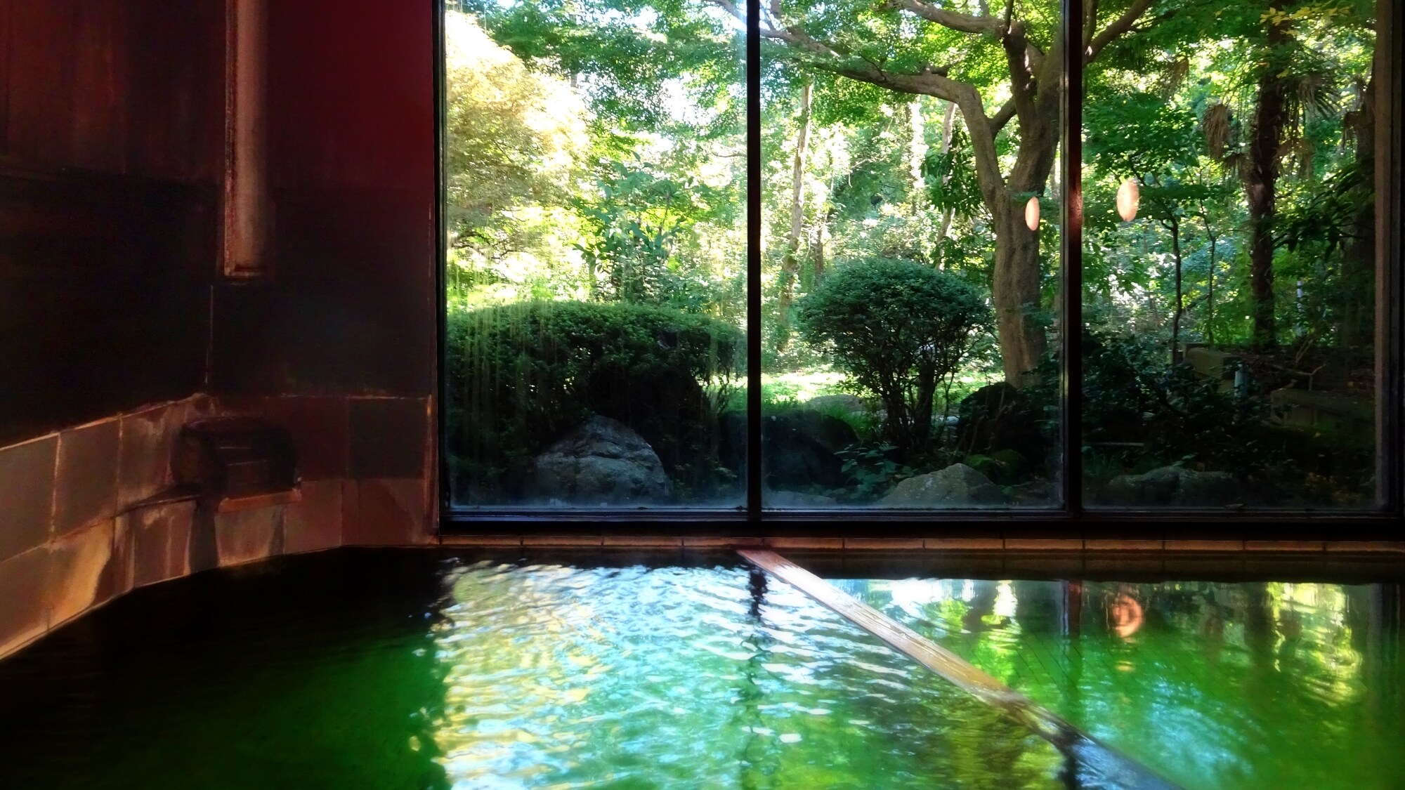 *Pemandian besar/Anda dapat melihat pepohonan di taman melalui jendela besar yang terbuka.