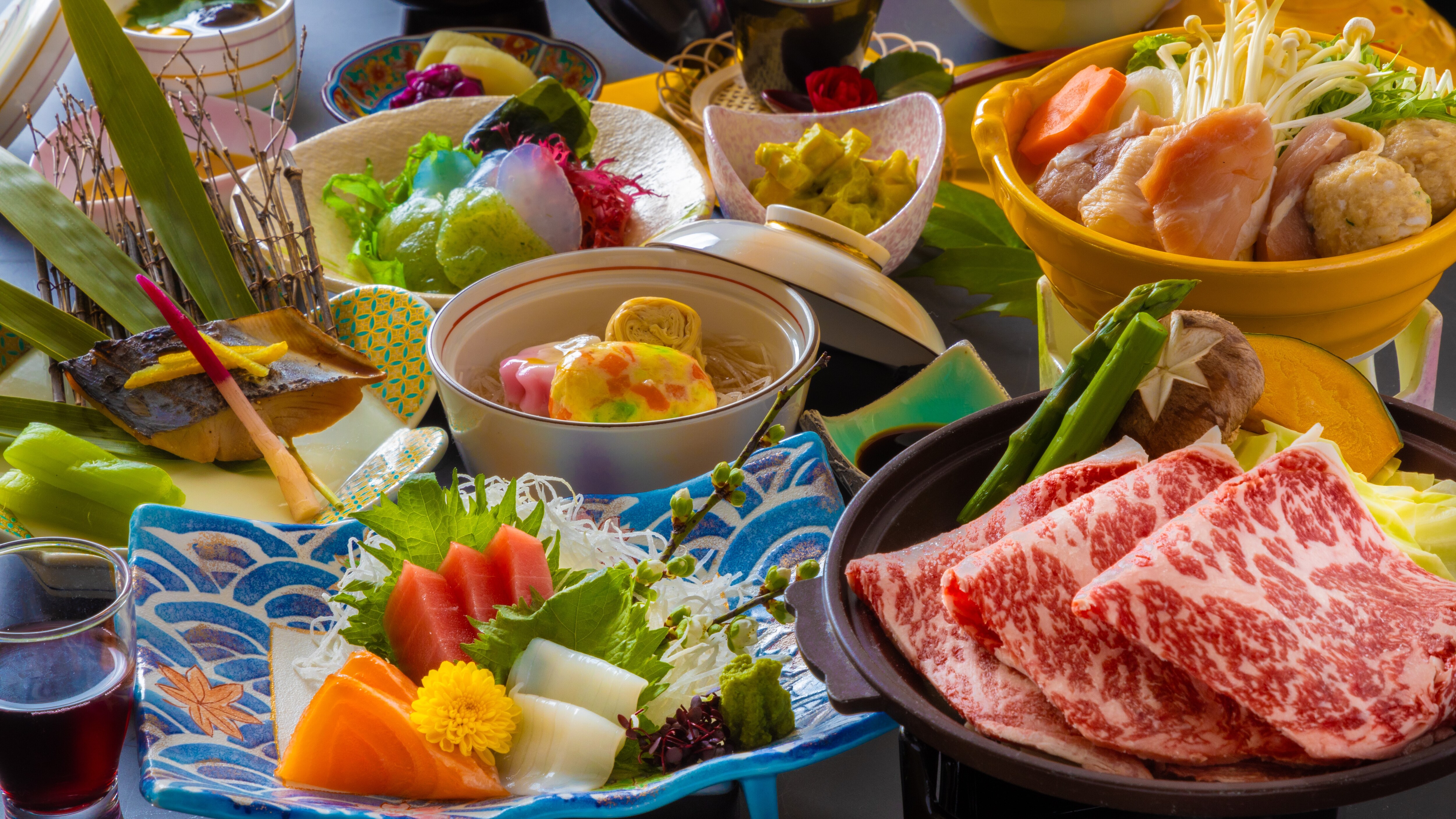 Joshu beef steamed on a ceramic plate and served with fresh sashimi♪ Enjoy the juicy meaty flavor