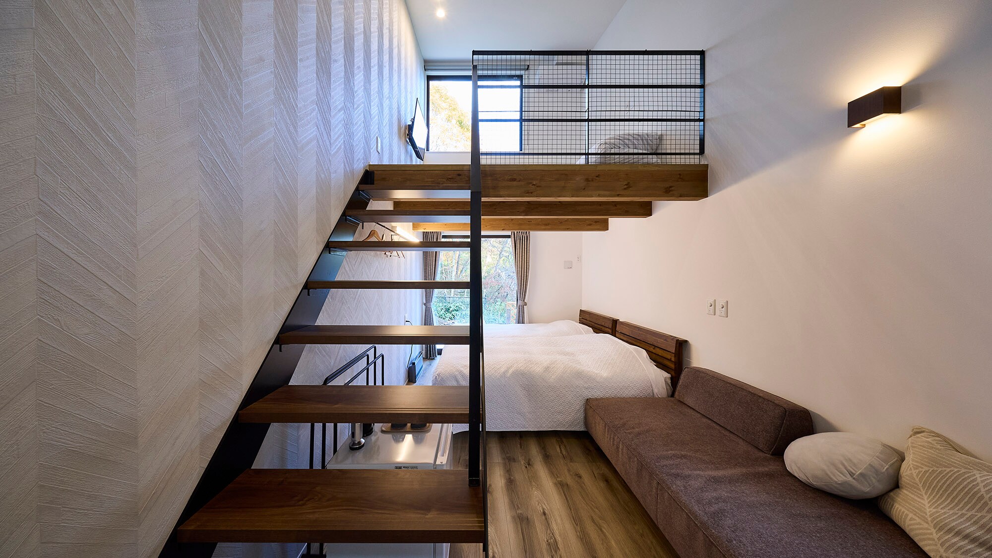 ・[Room C] A maisonette-type room that will tickle your sense of adventure. Even adults can return to their childhood.