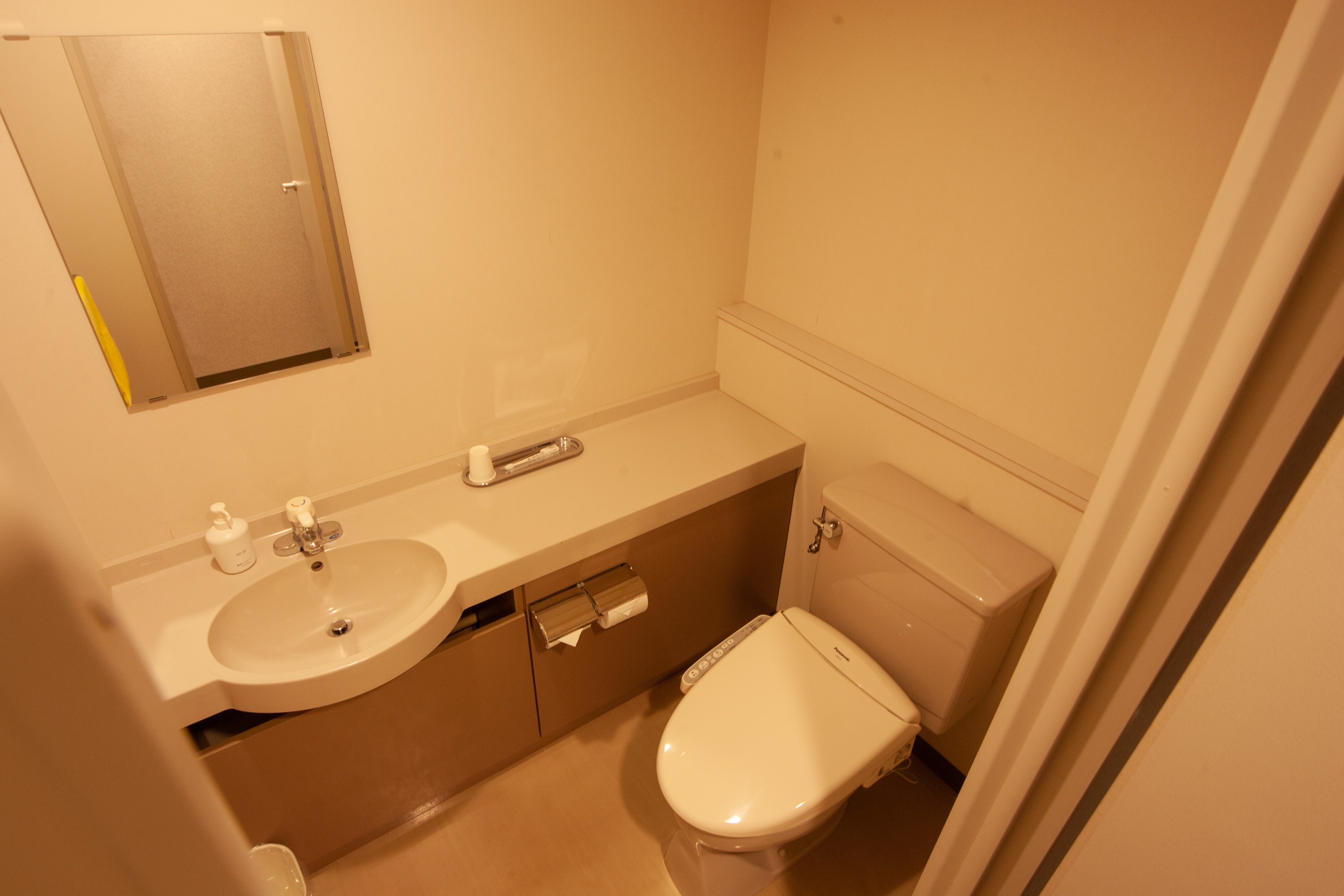 Kamar mandi dan toilet ada di dalam kamar. Silakan gunakan pemandian umum yang besar.
