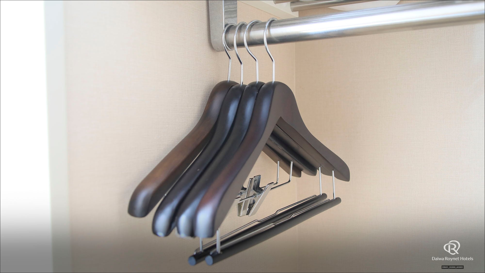 Hanger (guest room amenities)