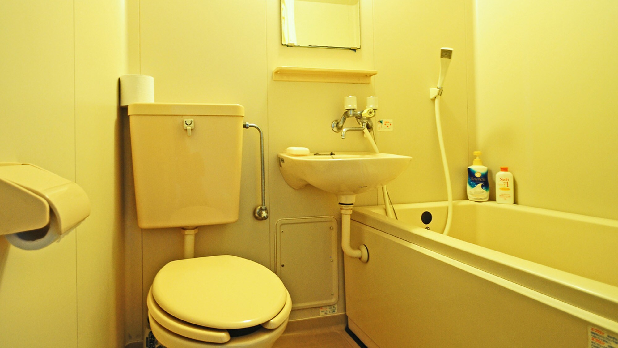 [Bath / Toilet] All rooms are equipped with a simple unit bath.