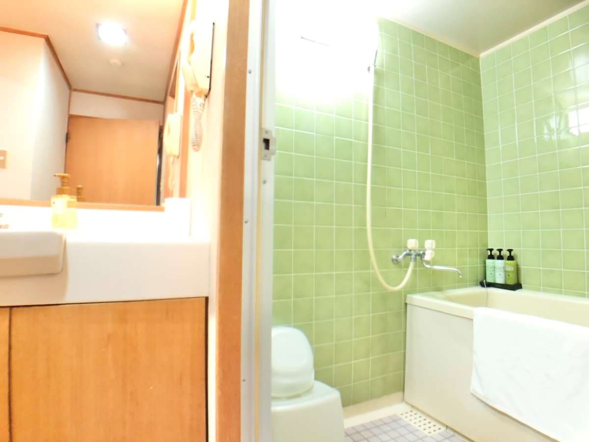 Room_bathroom bergaya Jepang Kamar mandi yang hangat berdasarkan serat kayu. Ruang ganti luas dan ideal untuk keluarga dengan anak-anak.