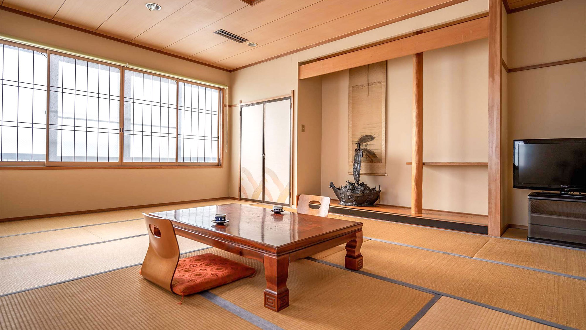 ・[Japanese-style room with 18 tatami mats] The largest room, recommended for groups and families