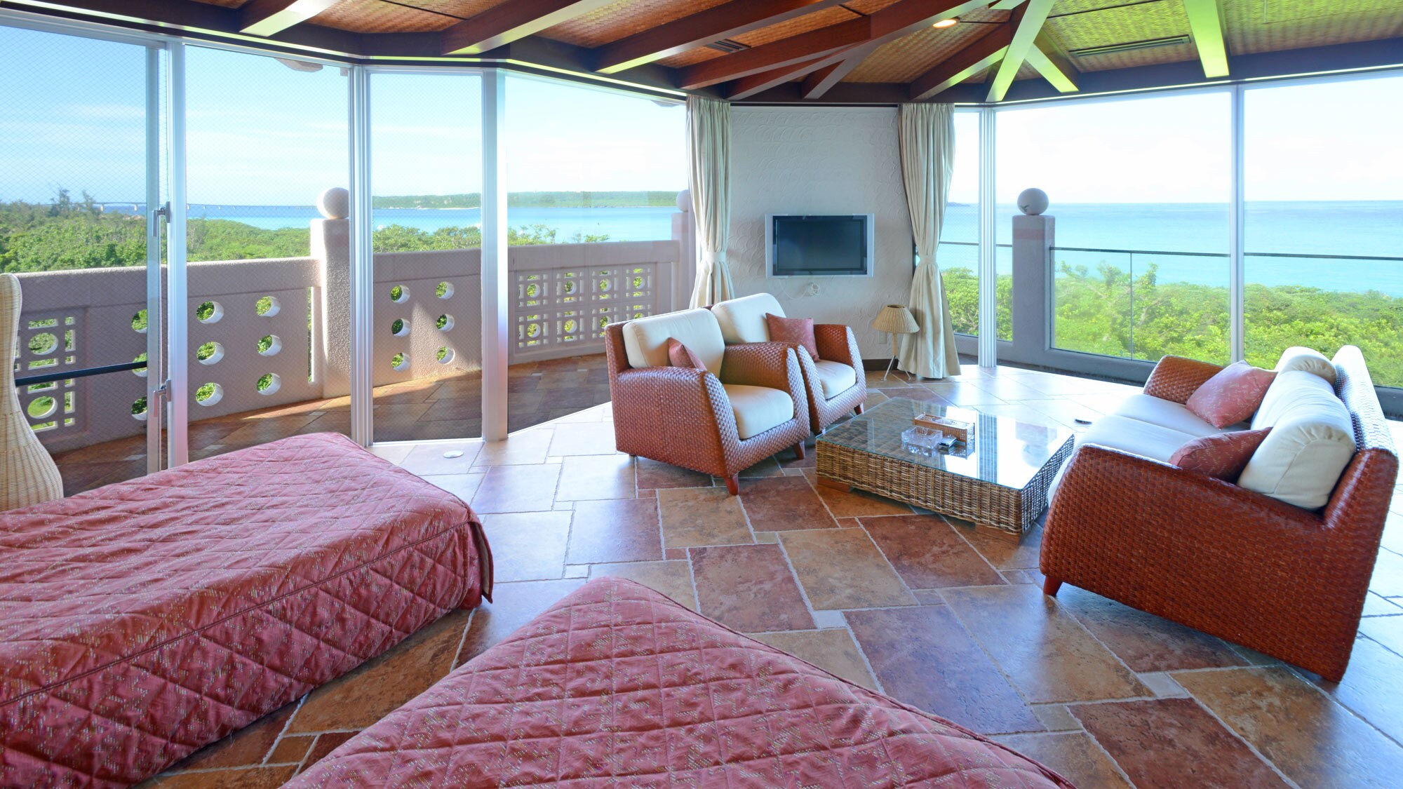 [Ocean View Suite Room] The suite room in Crystal Village (new building) is a special sky for only two people.