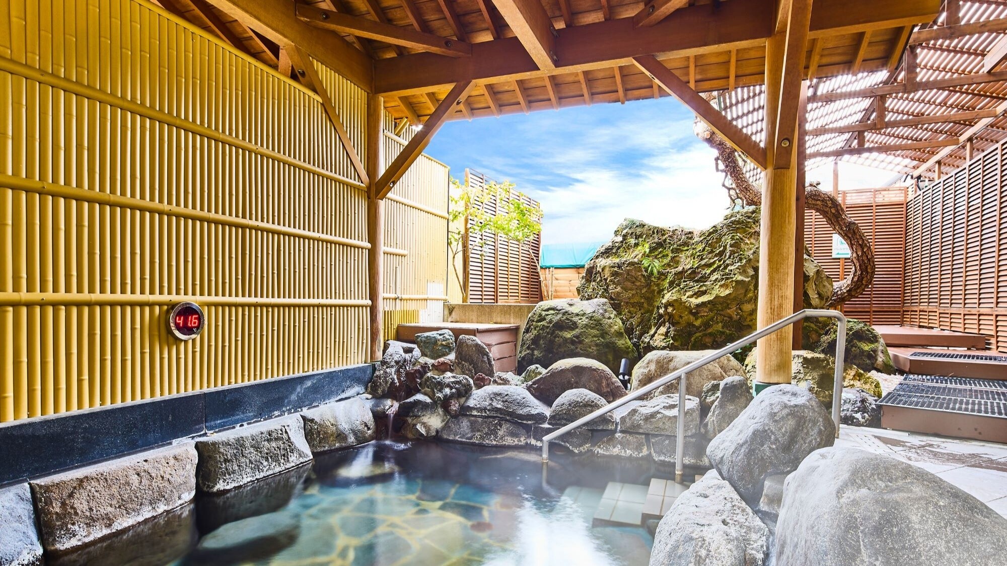 Large communal bath, open-air bath (free)