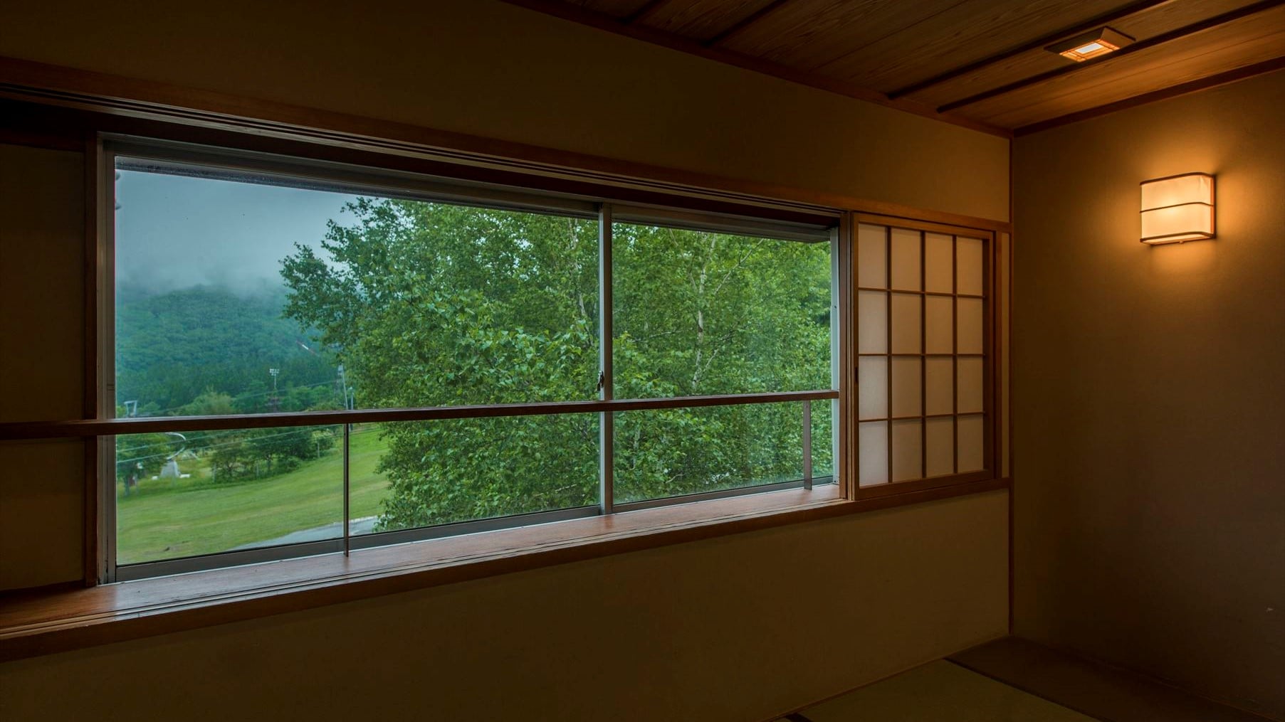 [Standard Japanese-style room] Enjoy the leisurely flow of time while feeling the beautiful four seasons of the plateau outside your window.