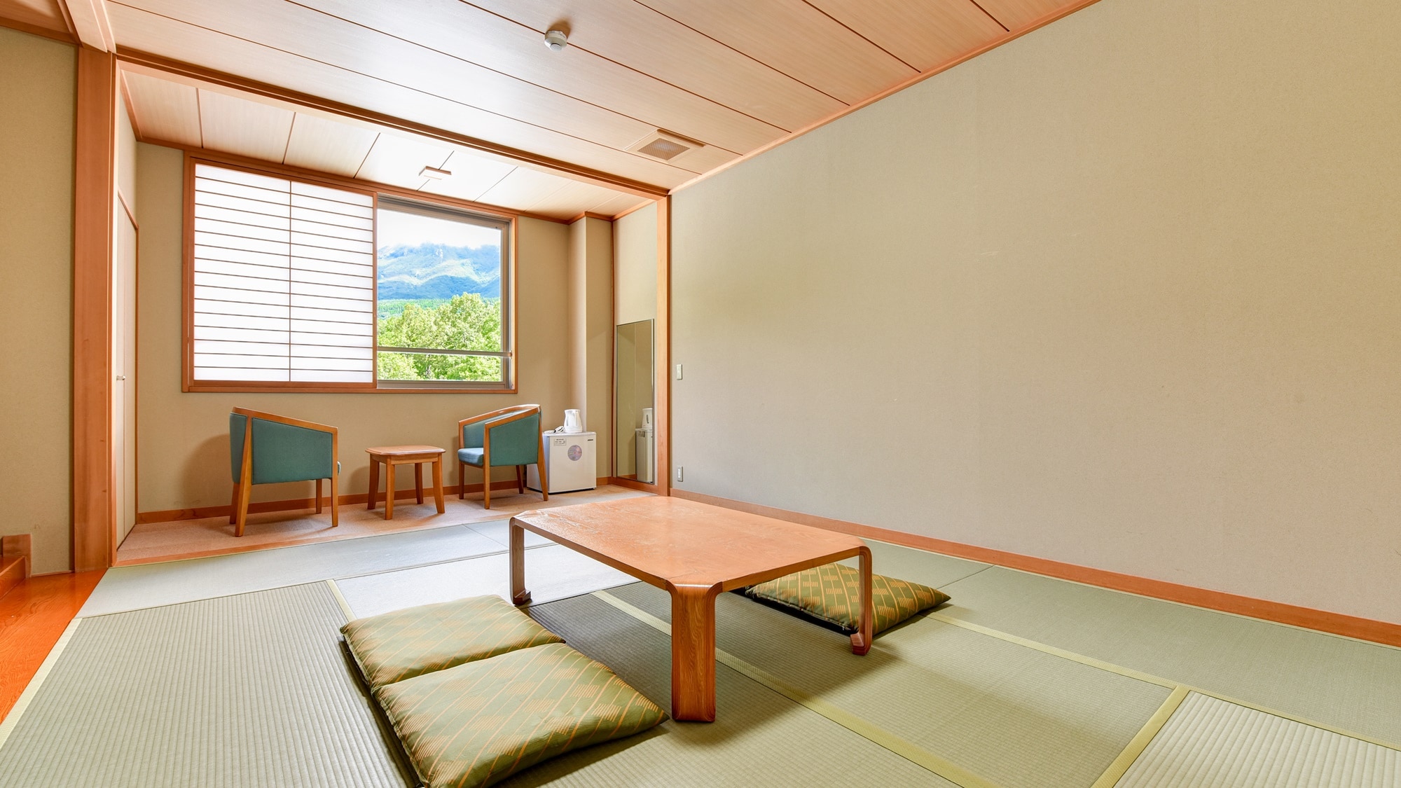 * [Phòng theo phong cách Nhật Bản với 10 tấm chiếu tatami] Bạn có thể ngắm cảnh từ cửa sổ, tạo cảm giác thoáng đãng và thư giãn.