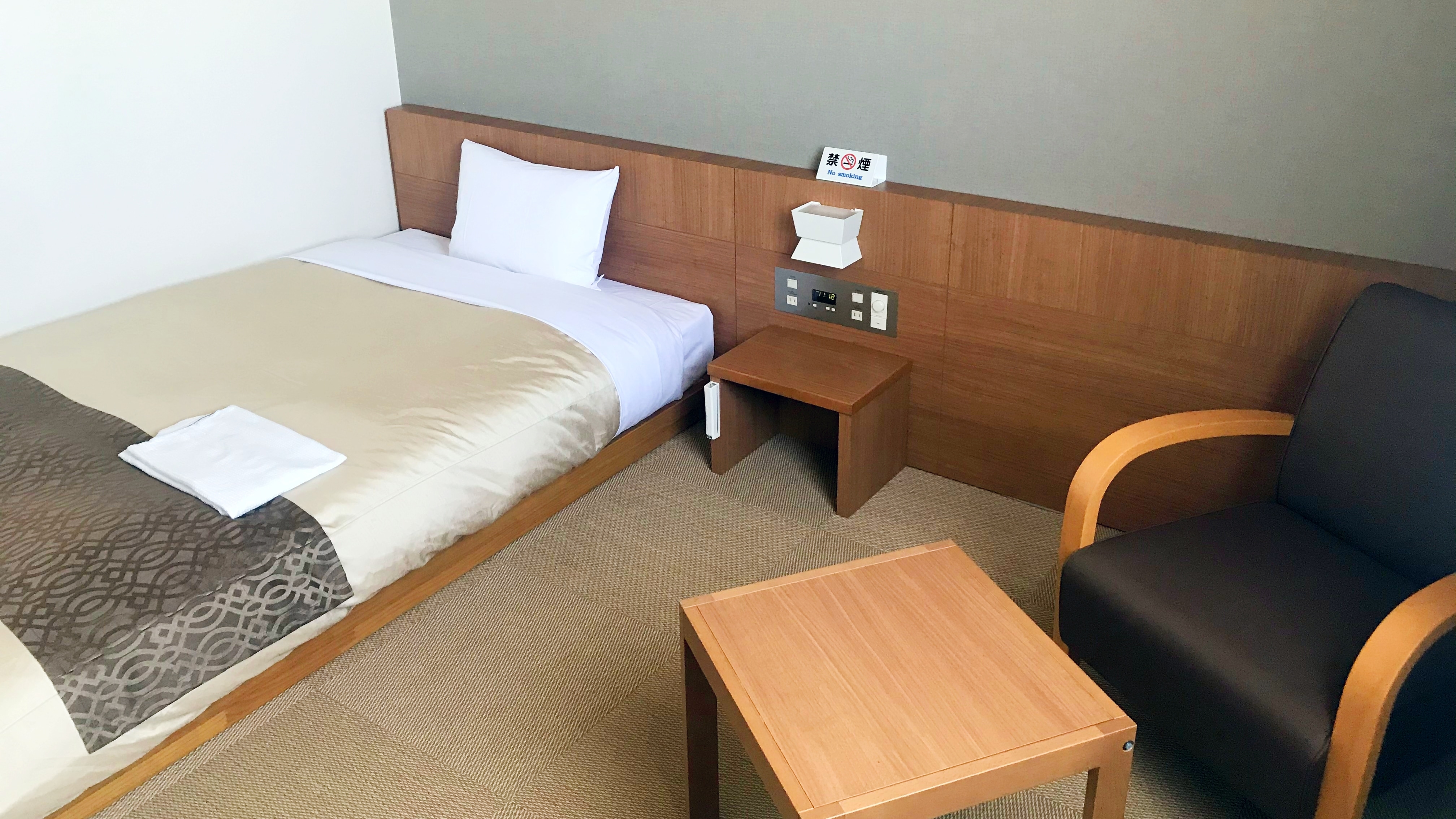 [All rooms are spacious and over 20 square meters♪] Popular Japanese modern room (120cm wide bed)