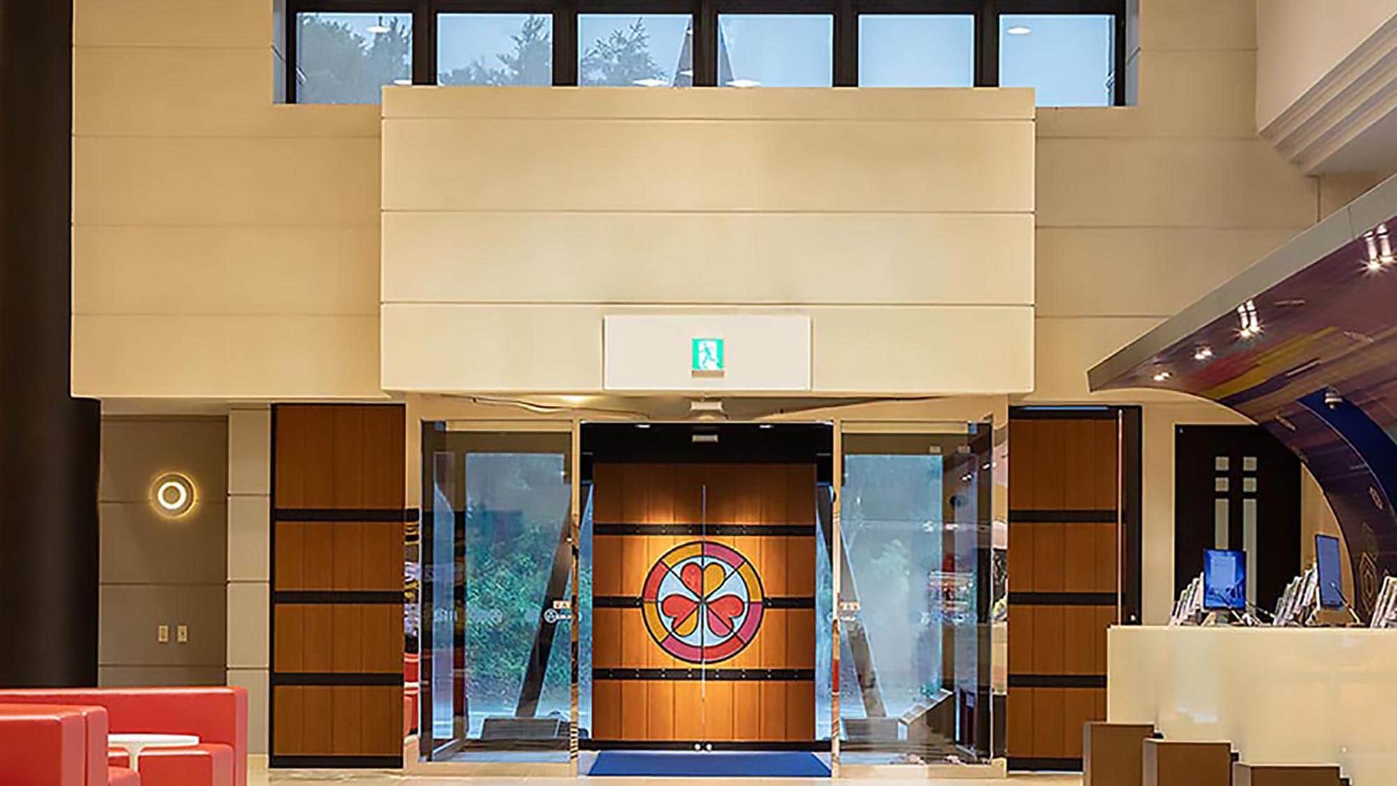 The emblem of Oedo Onsen Monogatari at the front entrance