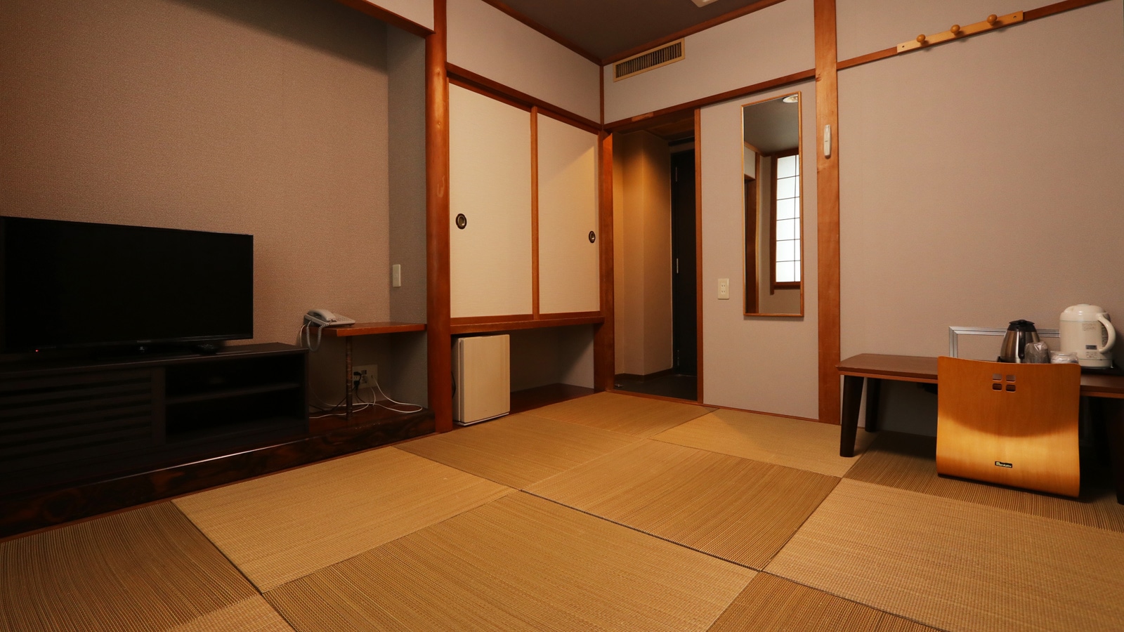 [Japanese-style room with BT] Japanese-style room with modern Japanese-style bath and toilet.