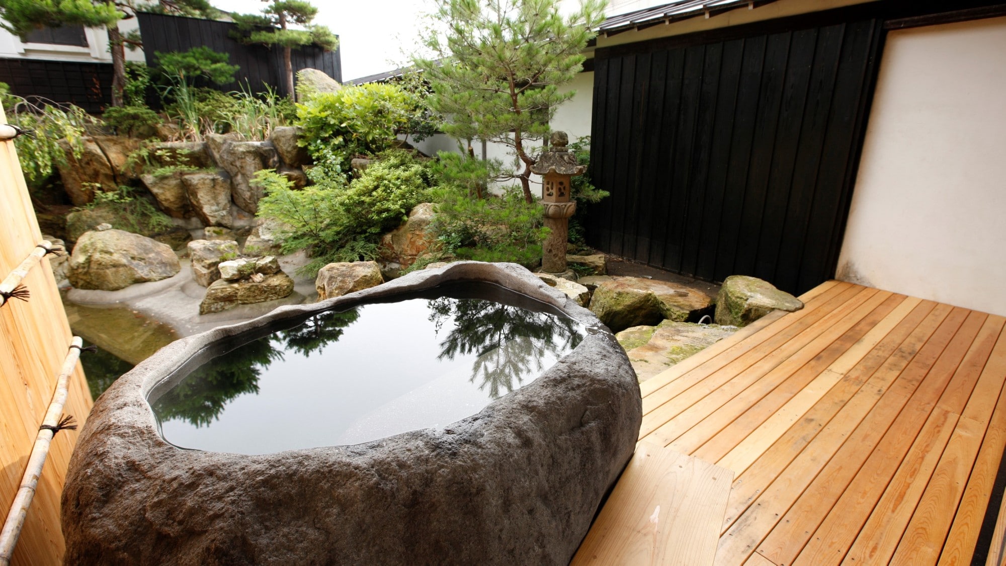 [SAKURA01] Cherry blossoms are planted everywhere in the garden, with an open-air bath made by hollowing out a megalith of Zao stone.