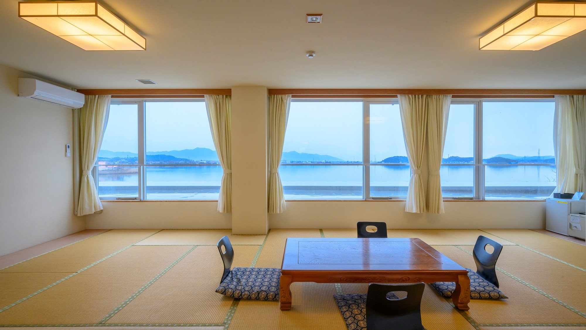 [Lakeside Japanese-style room] 20 tatami mats (daytime)