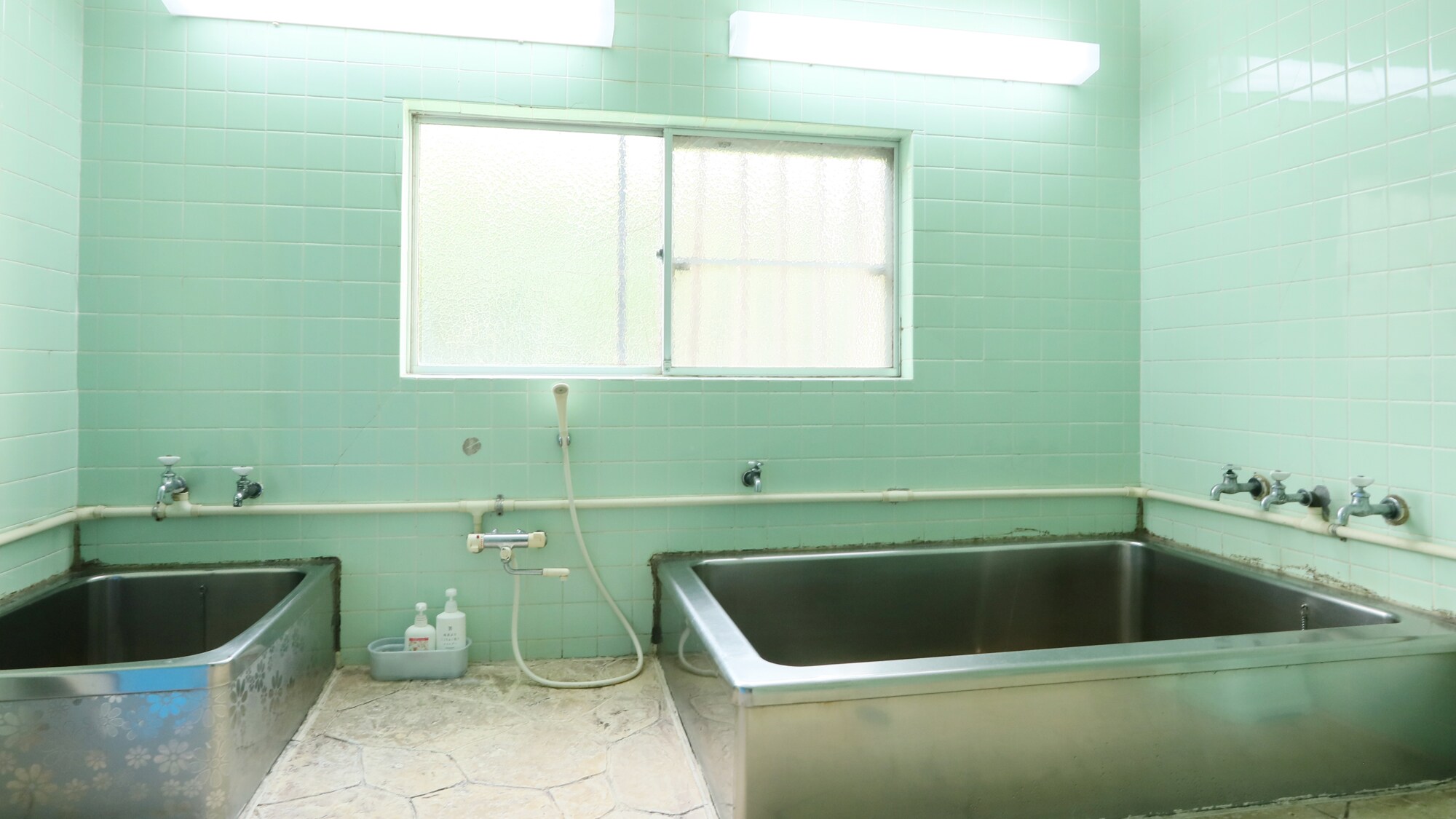The bathroom in the main building has both large and small bathtubs. Please make good use of them.