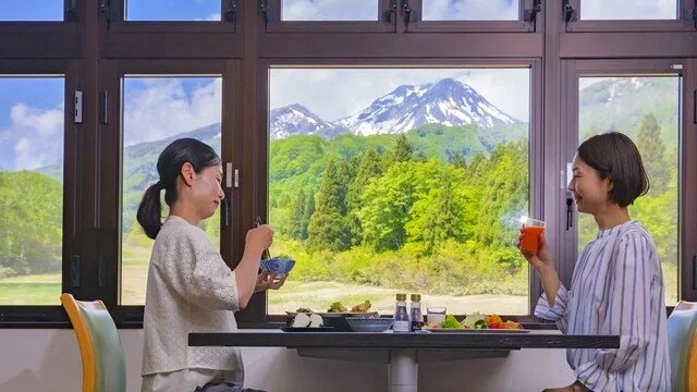Waktu sarapan dengan pemandangan musiman
