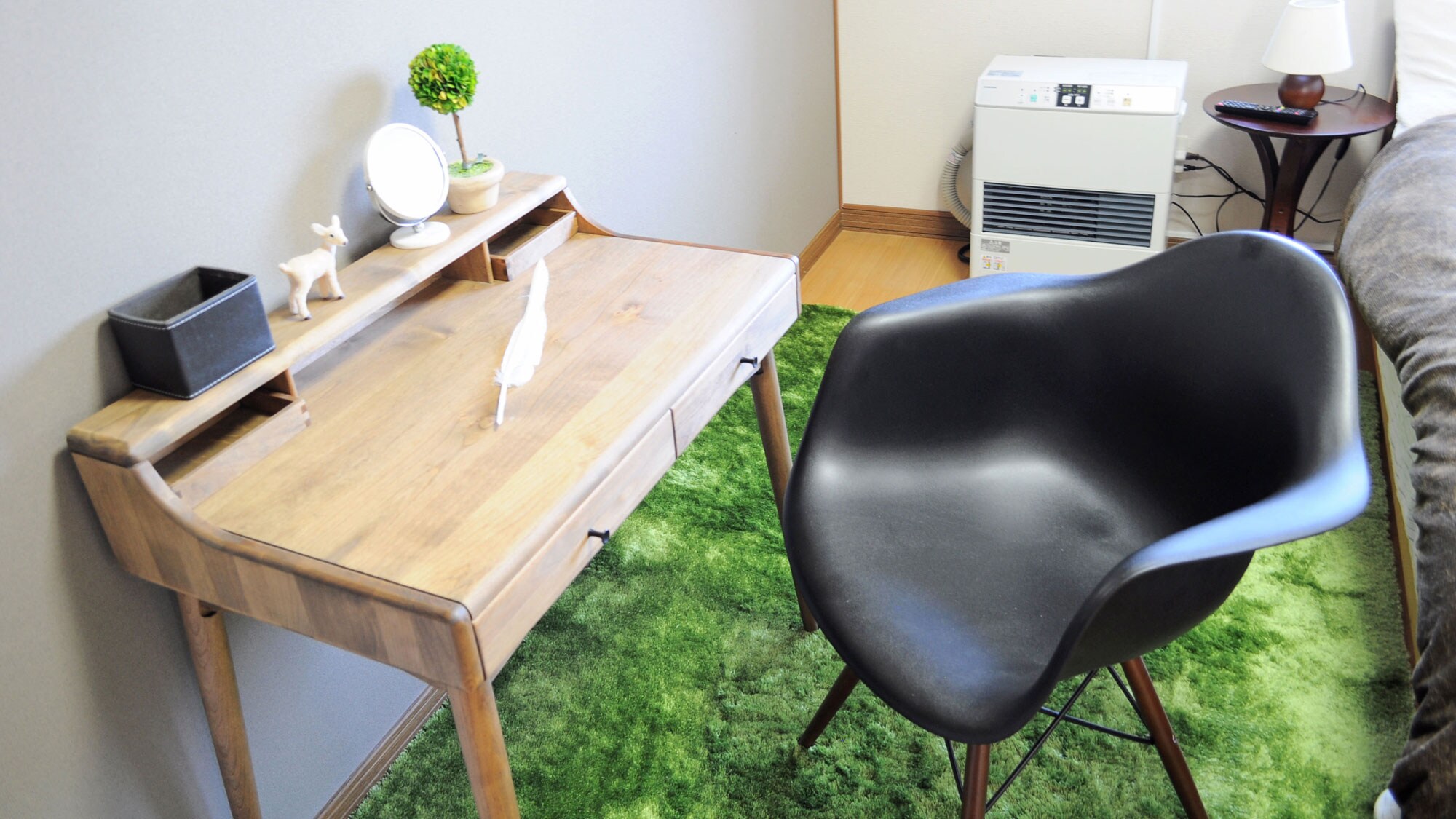 [Western-style room (no shower)] A desk that is convenient for small tasks ☆