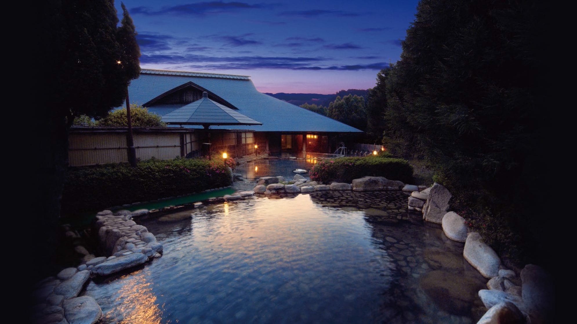 Large open-air bath (night view)