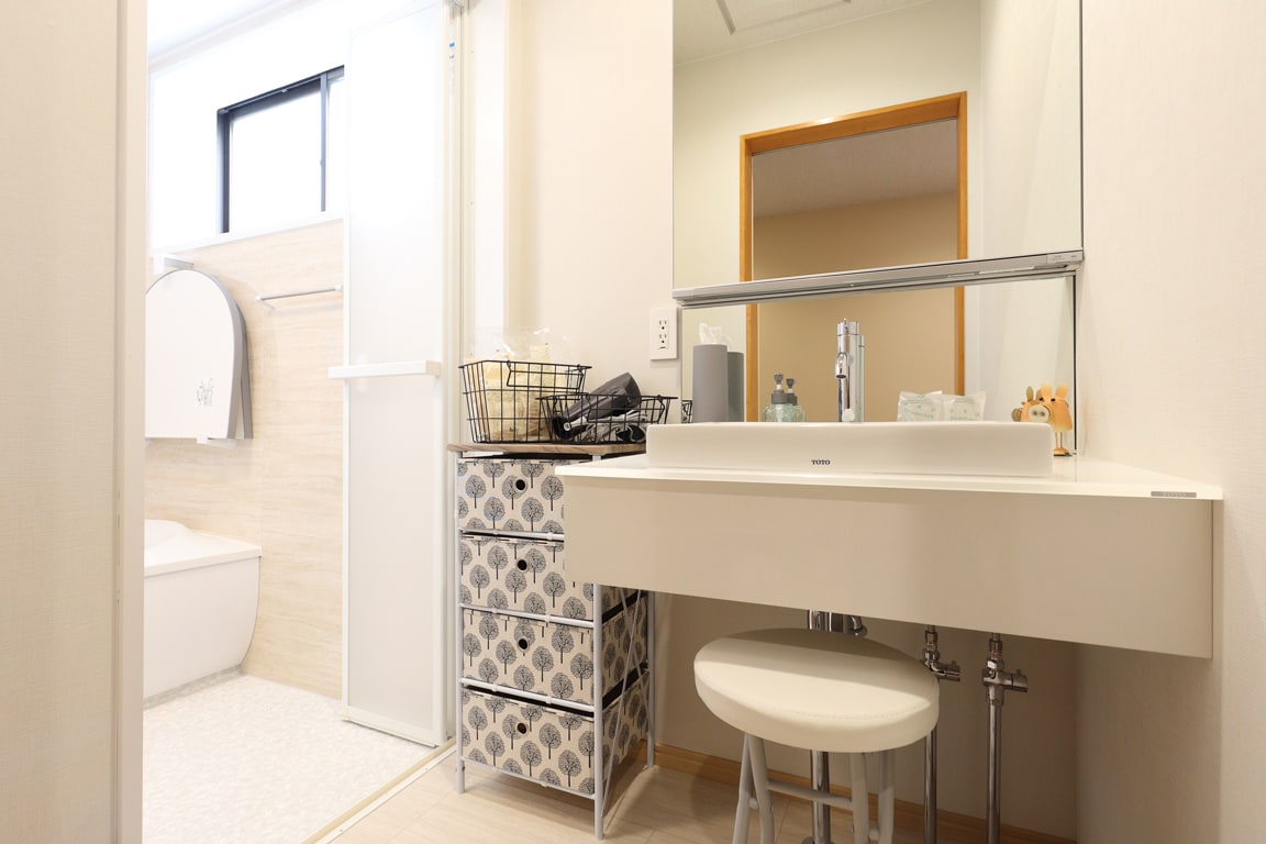 [Family Japanese-Western room] Equipped with a stylish sink and mirror.
