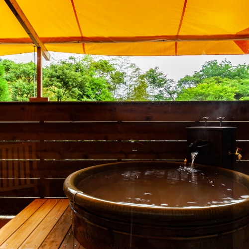 [Flowing from the source] A modern Japanese-style bath with an open-air bath
