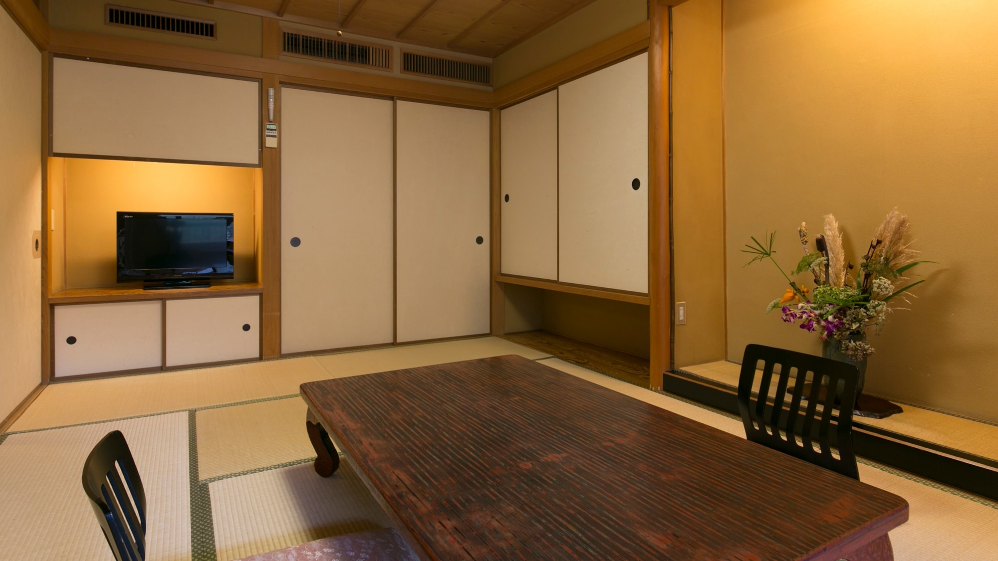 [Non-smoking] Standard guest room ◆ Japanese-style room 10 tatami mats (with bath and toilet)