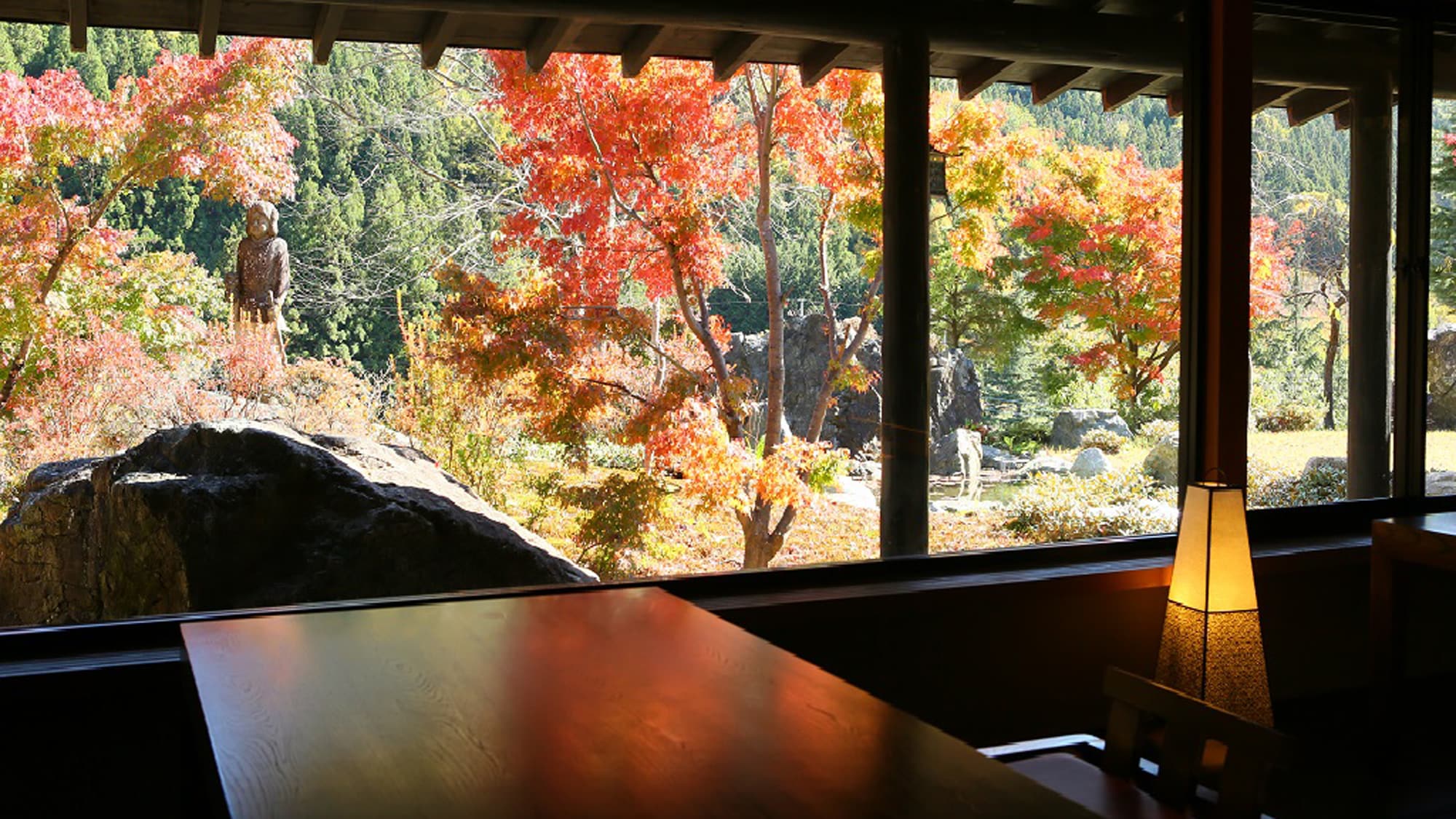 * Inside / Restaurant with a view of the garden in each season