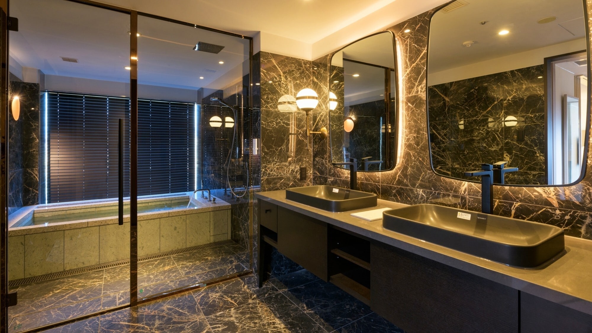 [Phòng Junior Suite] Bồn tắm rộng rãi được làm bằng đá cẩm thạch. Phòng tắm có tầm nhìn kết hợp giữa sự sang trọng và thoải mái.