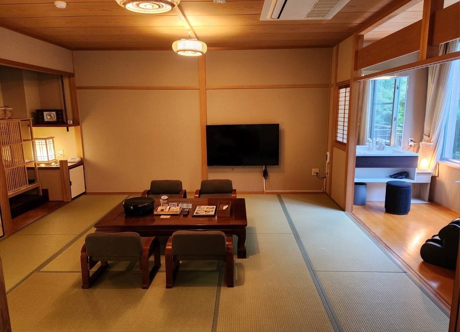 Golden Room Shisui [ห้องสวีทพร้อมอ่างแช่น้ำพุร้อนกลางแจ้ง]