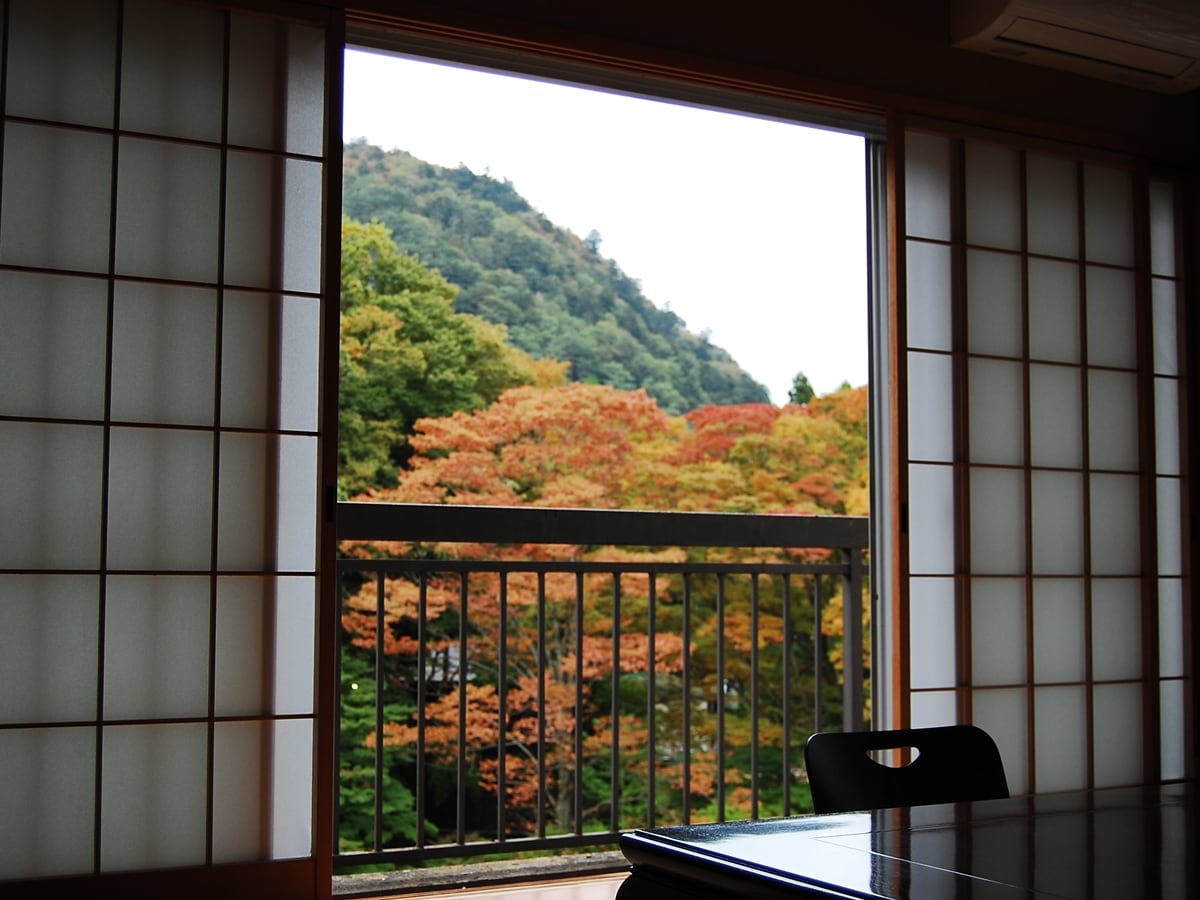 Spectacular autumn foliage! A view of the autumn leaves of Shiobara Onsen and the Hoki River below