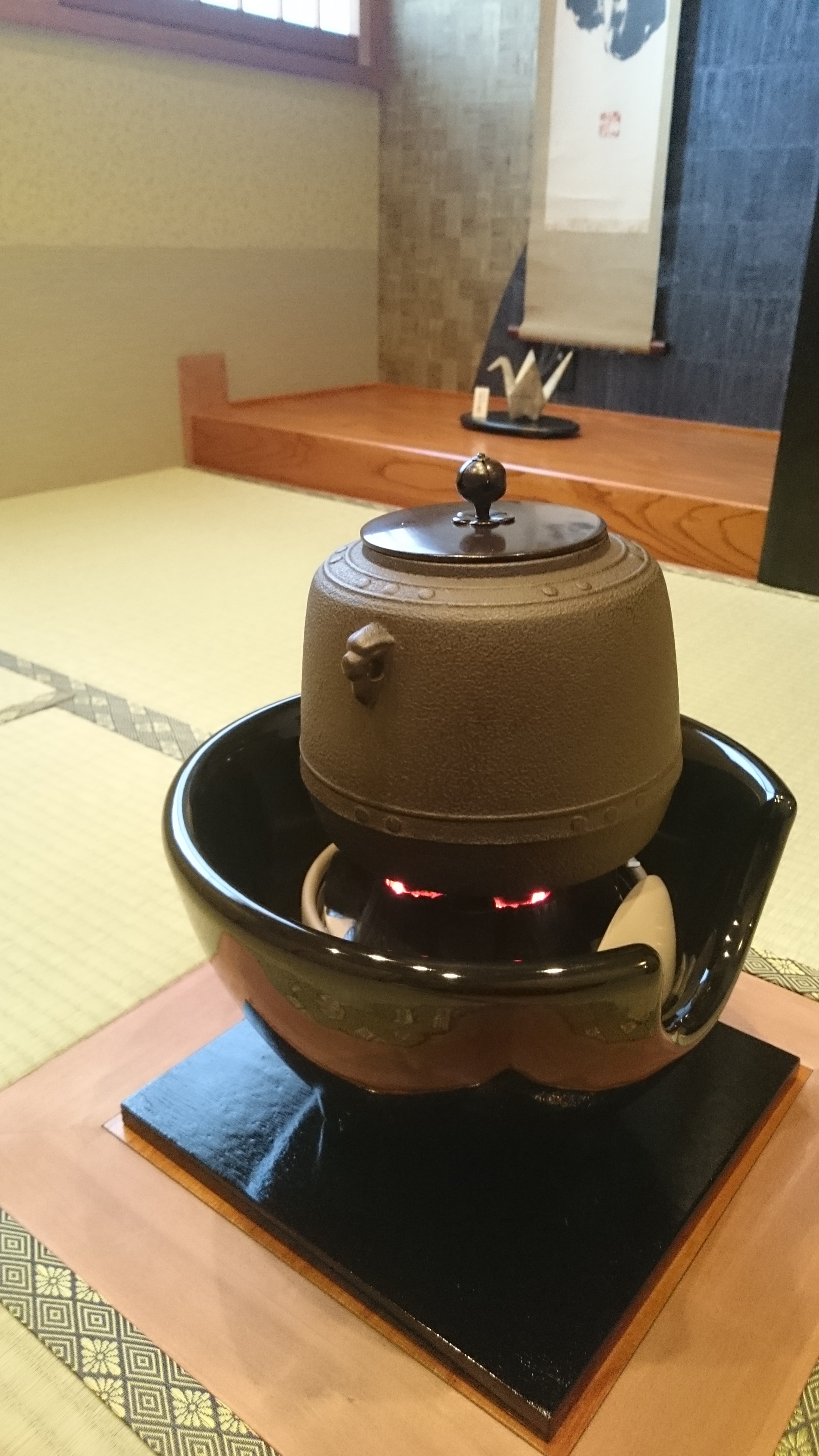 In the tea room (image)