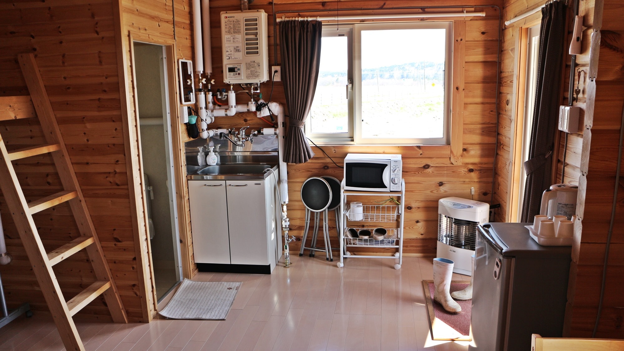 *山林小屋内：木质的温馨、完备的设施，助您度过舒适的旅程。