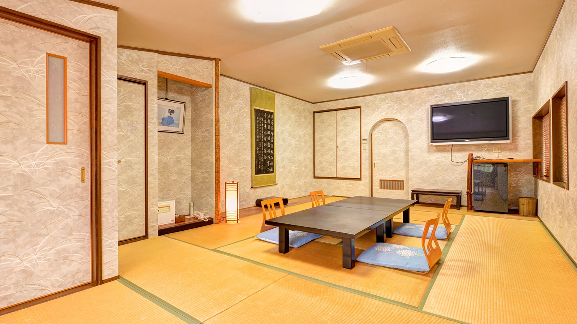 *[Japanese-style room with 16 tatami mats (example of guest room)] Please relax and unwind in this spacious 16 tatami mat room.