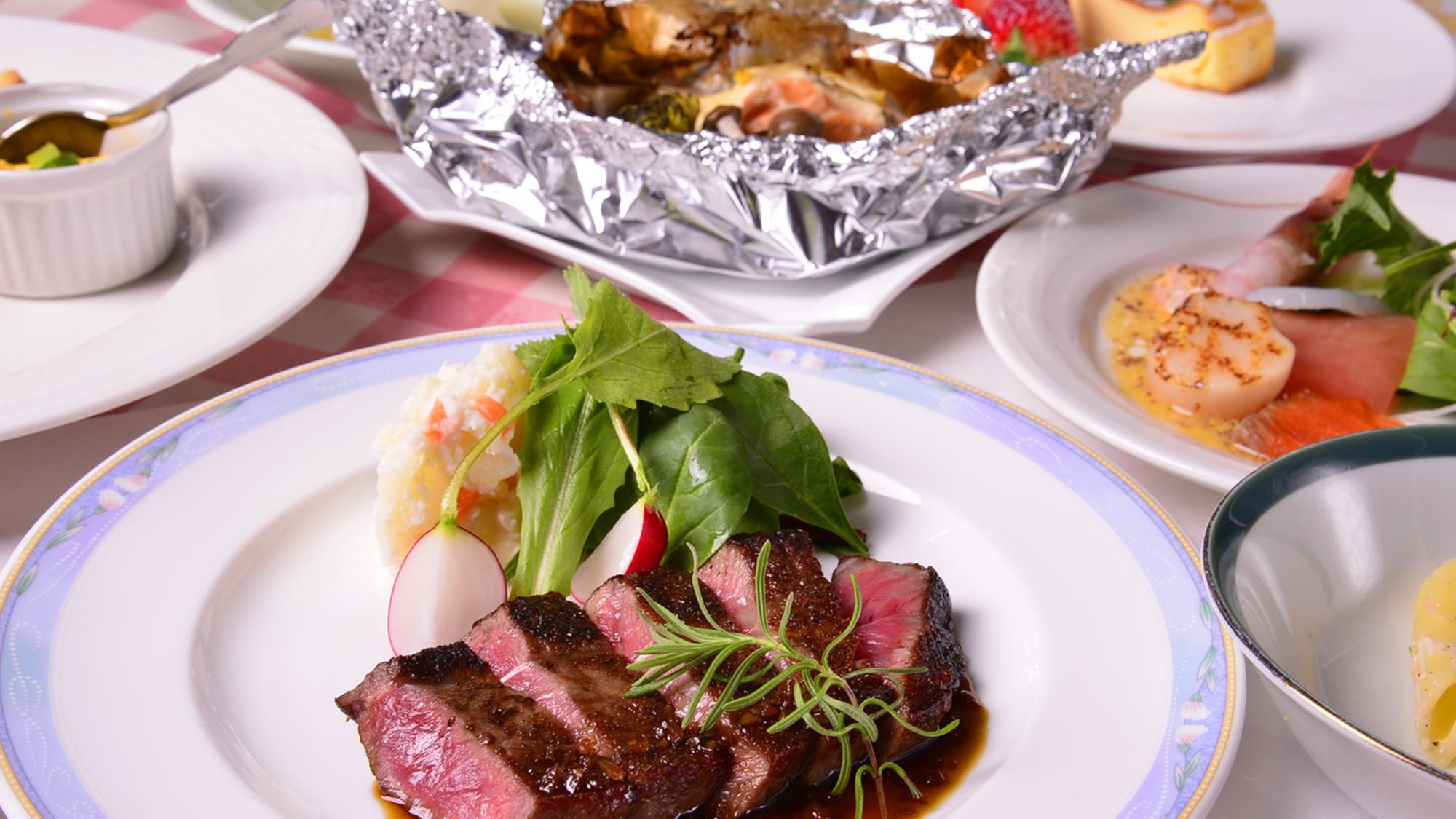 *Contoh kursus yang menyajikan steak daging sapi Hida