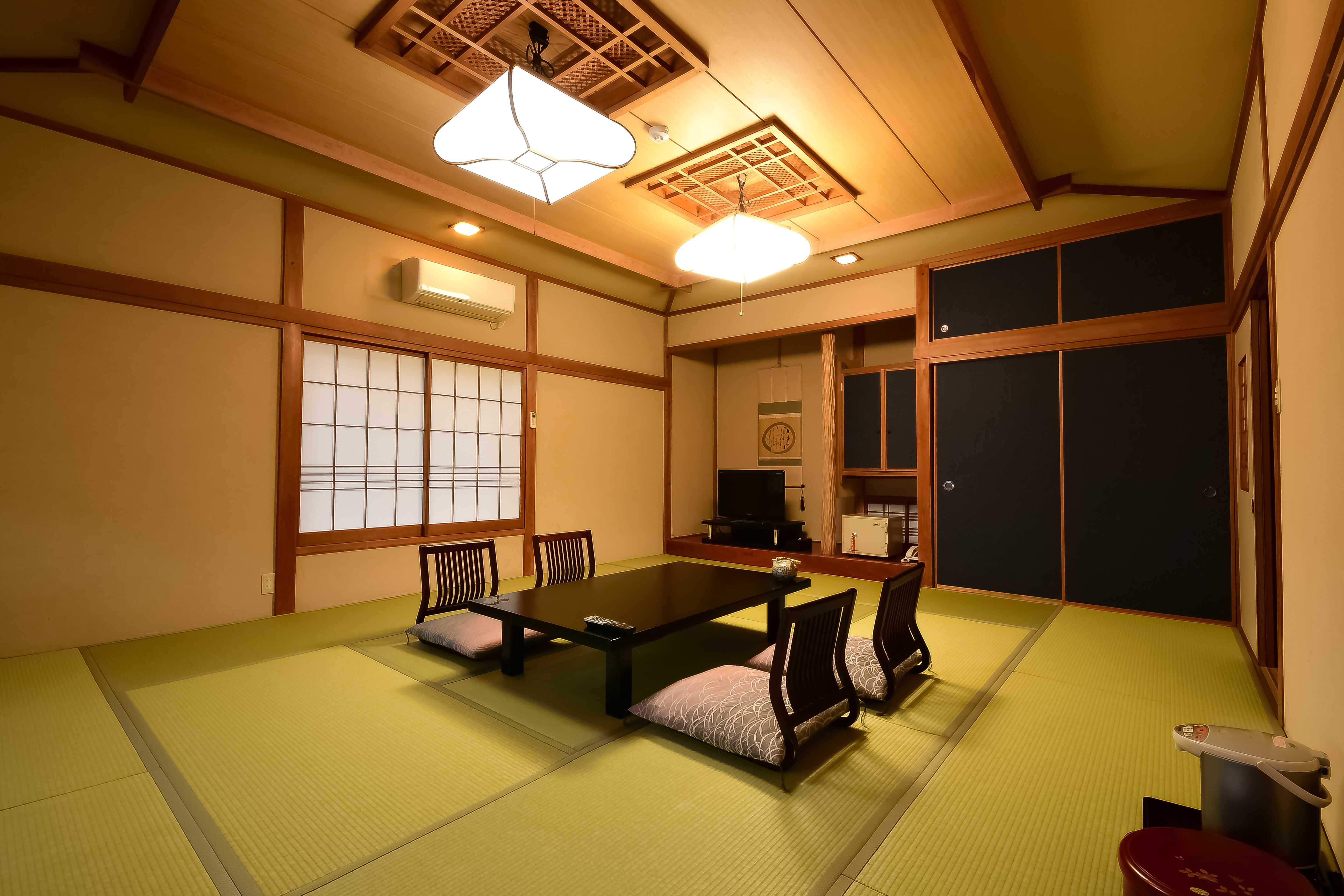 A remote west building that passes through a cave, a Japanese-style room with a view of the sea, 15 tatami mats + 6 tatami mats on the veranda, an example