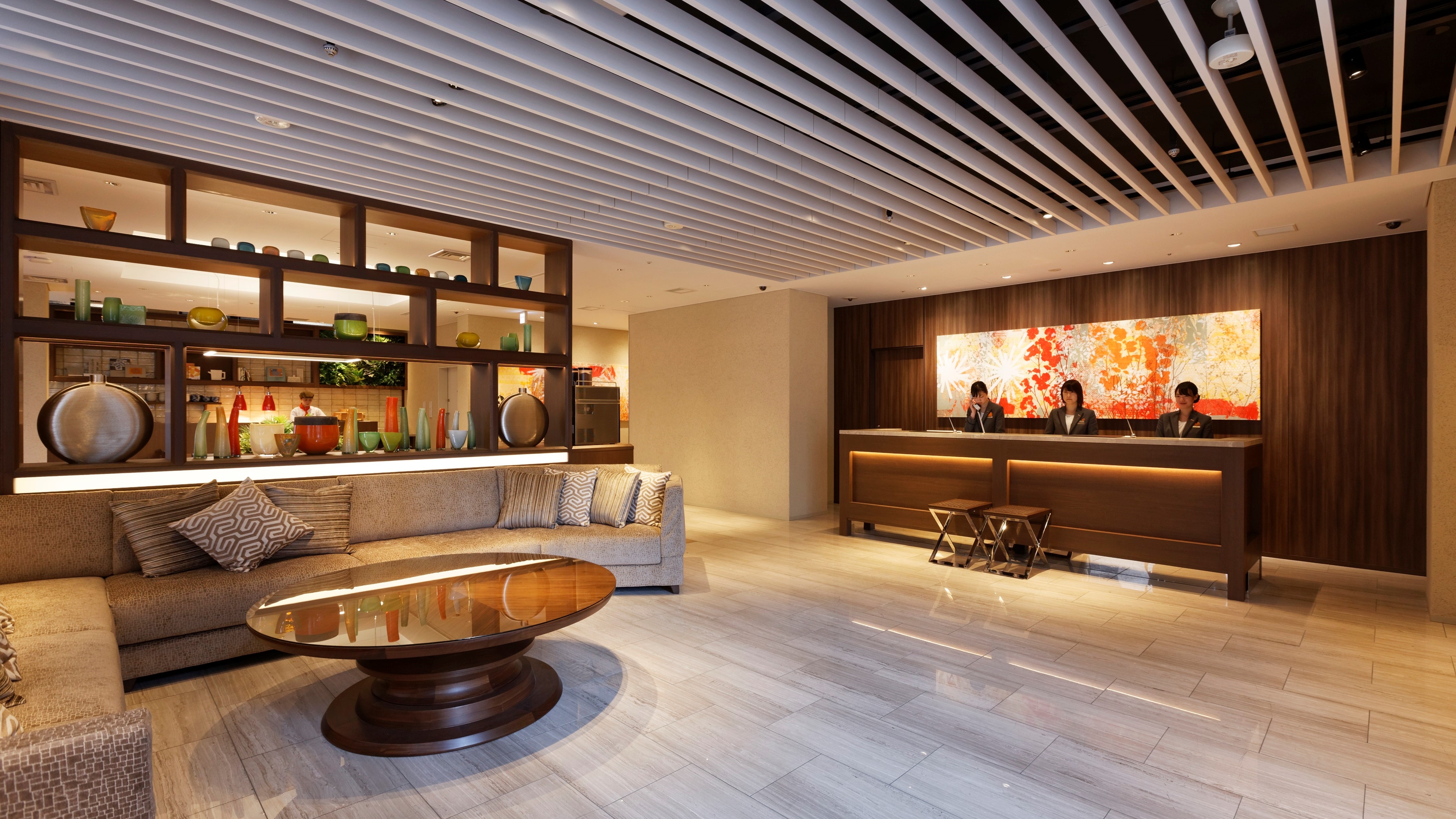 The lobby is filled with soft aromas and soothing music. Coffee is available. Please feel free to enjoy it.
